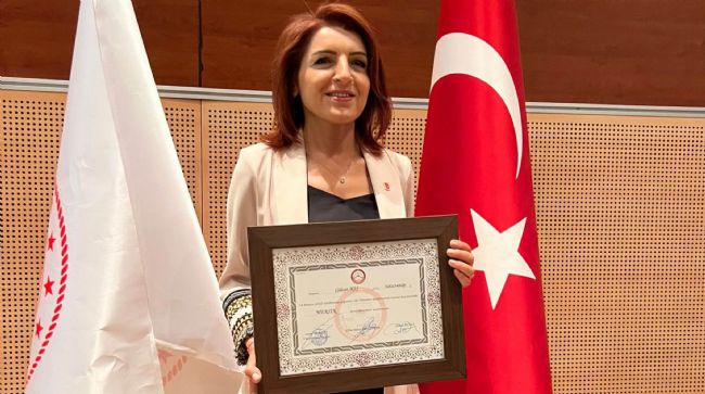 CHP MERSİN MİLLETVEKİLİ GÜLCAN KIŞ MAZBATASINI ALDI