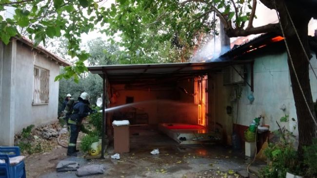 Evi küle döndü, çaresizlik içinde izledi