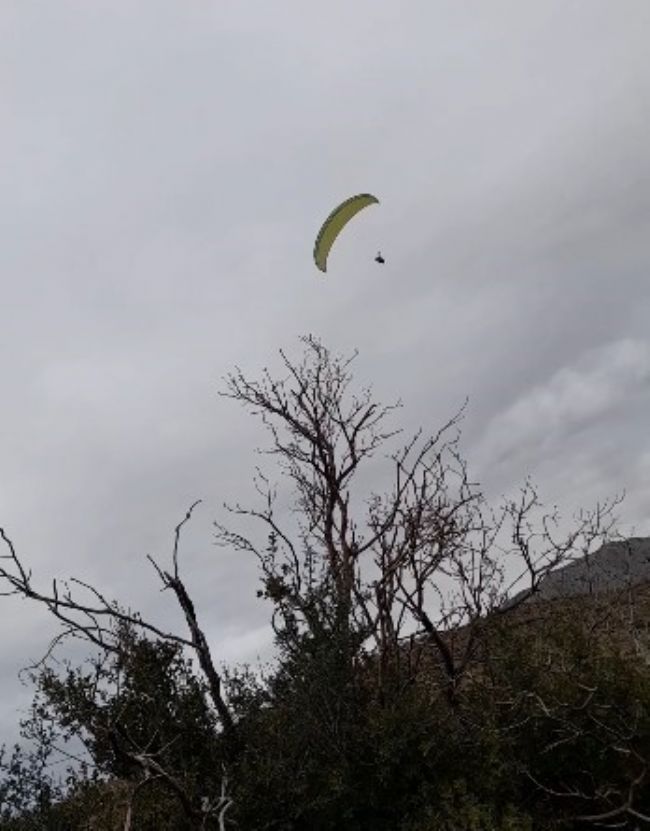 Gönülleri ısıtan davet: Yamaç paraşütçüsü işçilerin çay davetine kayıtsız kalmadı