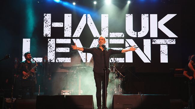 ON BİNLERCE TARSUSLU HALUK LEVENT ŞARKILARI SÖYLEDİ