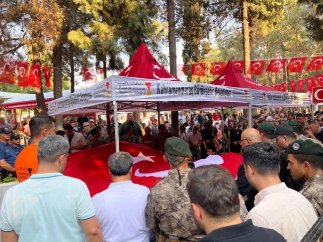 Şehit babasının yanında defnedildi