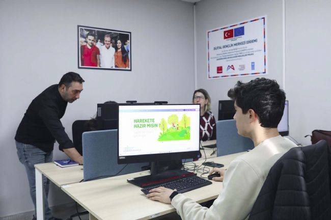 MERCEK’te dijital tasarım ve Canva kursuna yoğun ilgi