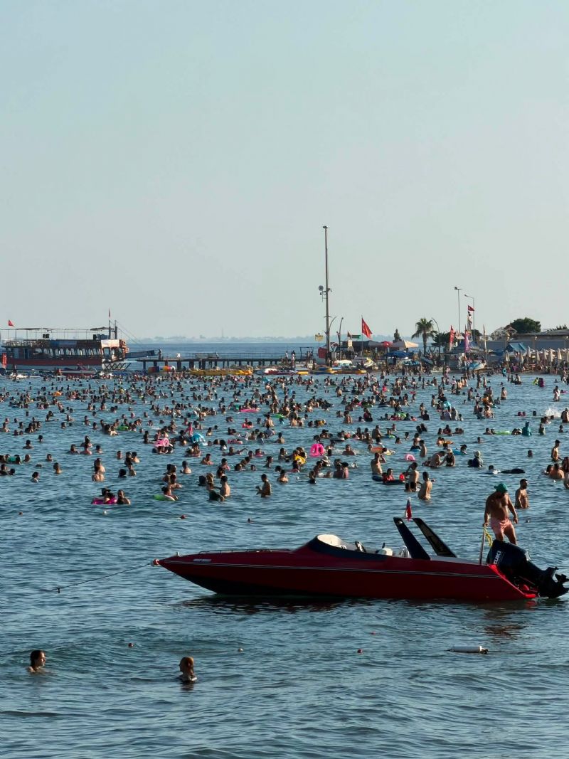 Mersin'de plajlar doldu taştı