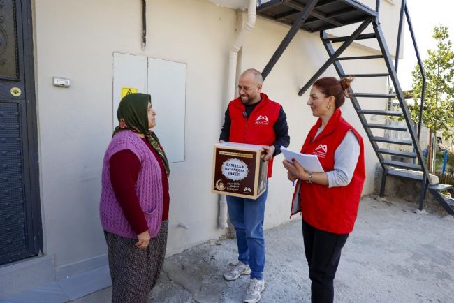 Mersin’de 13 ilçede 120 bin Ramazan kolisi dağıtılıyor