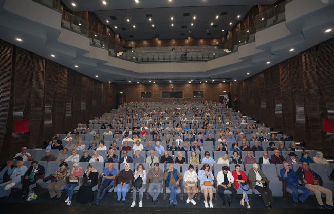 Mersin’de emekli evi üyeleri ‘Ben Anadolu’ oyununa yoğun ilgi gösterdi