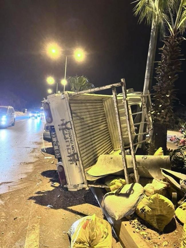 Kamyonet ile otomobil çarpıştı: 4 yaralı