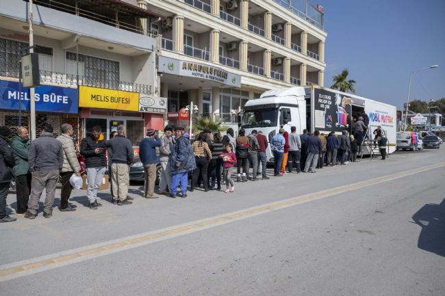 Büyükşehir ilk günden beri depremzedelerin yanında