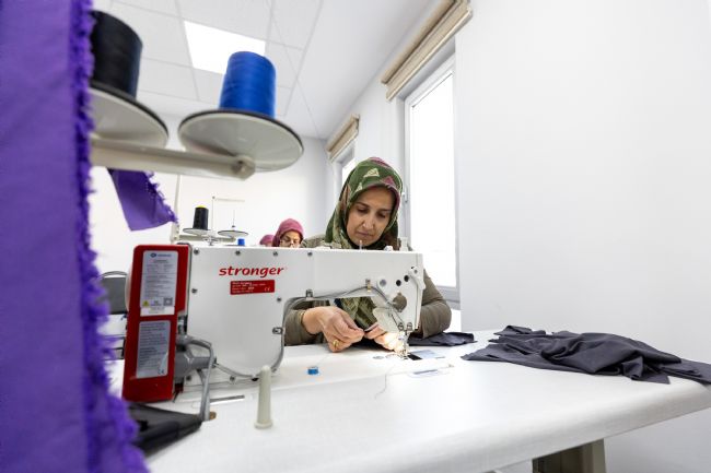 "Çocuklarımın, annemin ve babamın kıyafetlerini dikiyorum"