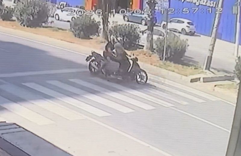 MOTOSİKLETLER ÇARPIŞTI, SÜRÜCÜLERDEN BİRİ HAYATINI KAYBETTİ: KAZA ANI KAMERADA