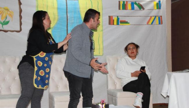 Öğretmenlerden "Kahve Bahane" Tiyatro Gösterisi