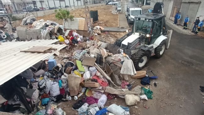 Mersin'de bir evden 10 kamyon çöp çıkarıldı