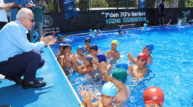 ÇOCUKLAR YÜZME HAVUZU İLE BULUŞTU