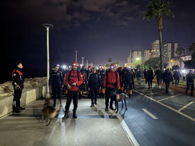 Mersin'de Depremzedeler İçin Sessiz Yürüyüş Düzenlendi