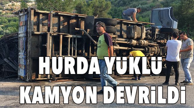 YAĞMUR KAMYONUN DEVRİLMESİNE NEDEN OLDU