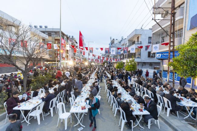 Başkan Seçer, Şevket Sümer’de yurttaşlarla iftar yaptı