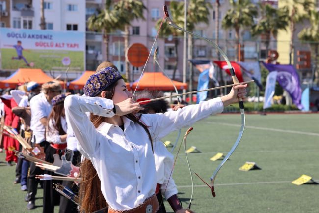 Mersin’de geleneksel okçuluk şöleni: 13 ilçeden 150 sporcu katıldı