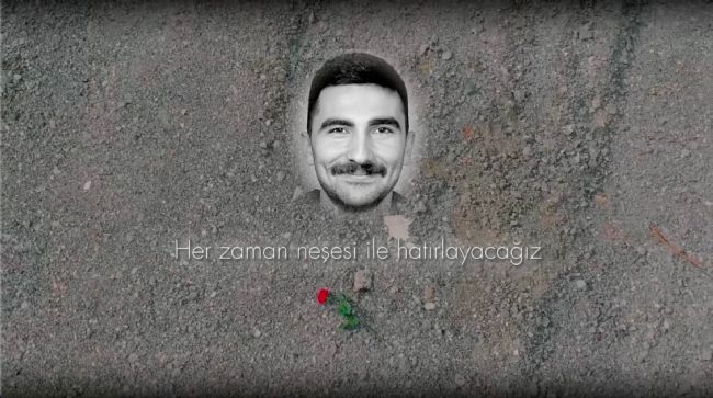 ÇÜ ÖĞRENCİLERİNDEN DEPREMDE HAYATINI KAYBEDEN ARKADAŞLARI İÇİN ANLAMLI BELGESEL
