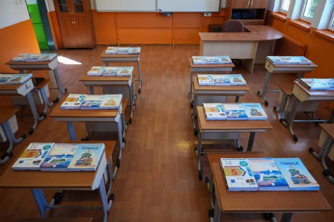 Ücretsiz ders kitapları, okul sıralarındaki yerini aldı