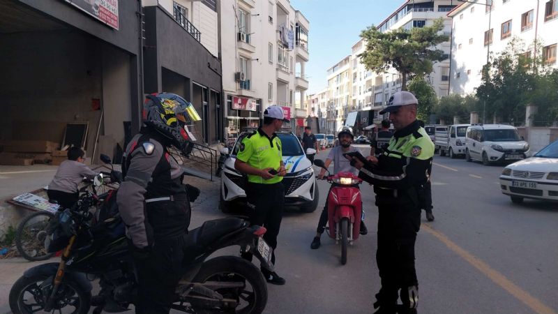  MUT'TA POLİS EKİPLERİ KURAL TANIMAYAN SÜRÜCÜLERE GÖZ AÇTIRMIYOR