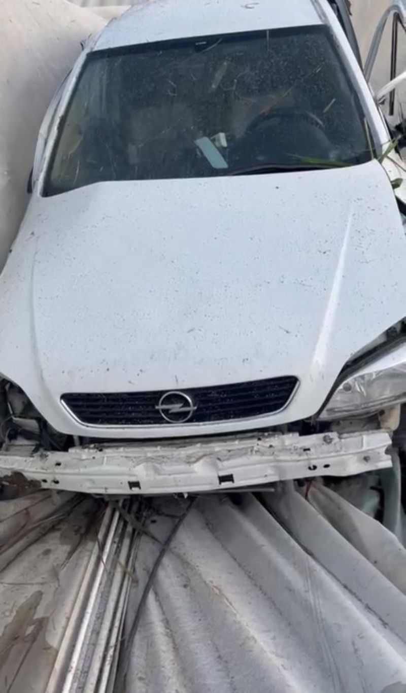 Kontrolden çıkan otomobil seraya yuvarlandı: Ölü sayısı 2’ye çıktı