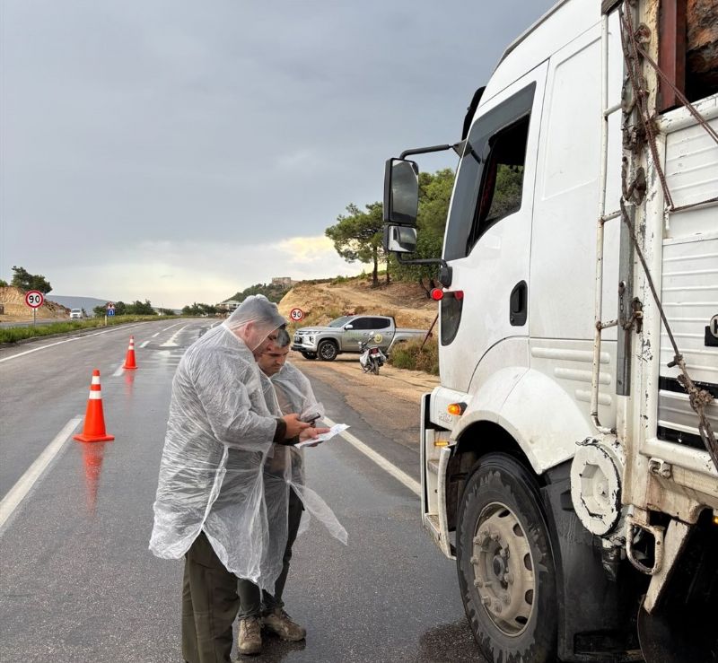 MERSİN’DE YAĞIŞA RAĞMEN ORMAN EMVALİ TAŞIYAN ARAÇLAR DENETLENDİ