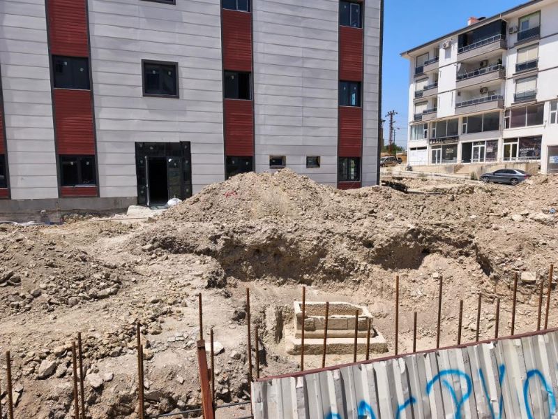 Mut'ta sağlık ocağı inşaatı çevre düzenlemesinde lahit çıktı