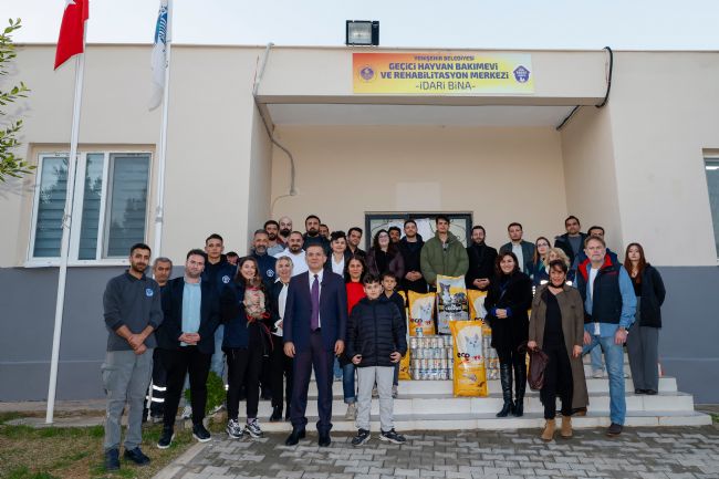 Hayvanseverlerden bakımevine mama desteği