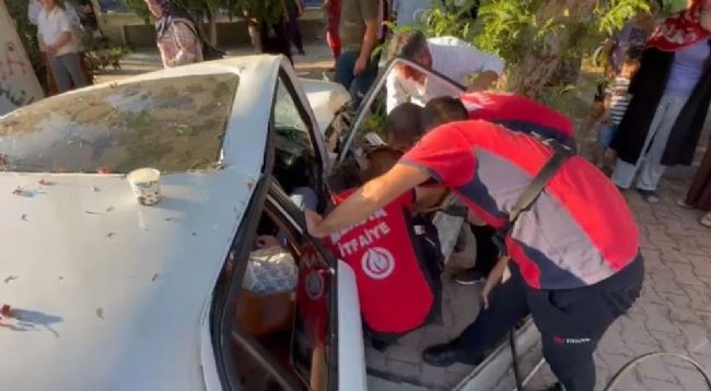 Otomobilde sıkışan yaralı kapı kesilerek çıkarıldı