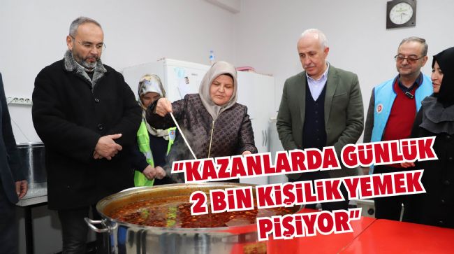 AKDENİZ'DE DEPREMZEDELER İÇİN GÜNLÜK 2 BİN KİŞİLİK SICAK YEMEK ÇIKIYOR