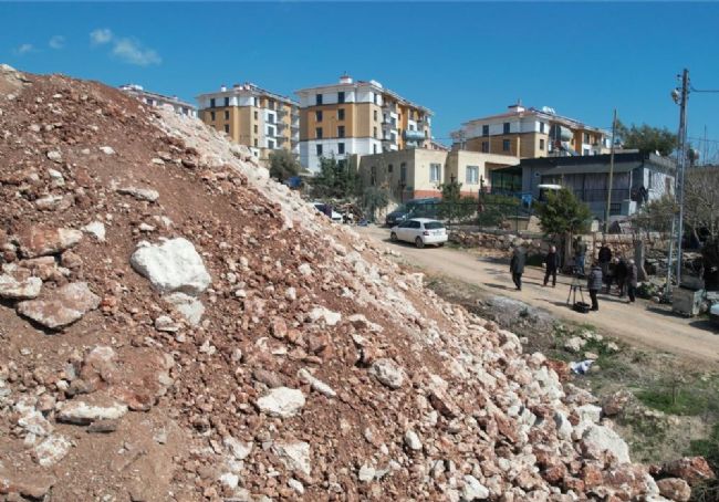 Zeliha Teyze, Molozların Altında Kalarak Yaşam Mücadelesi Veriyor