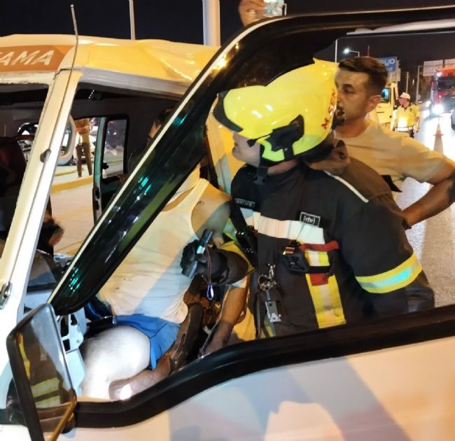 TRAFİK KAZASINDA ARAÇTA SIKIŞAN SÜRÜCÜ KURTARILDI