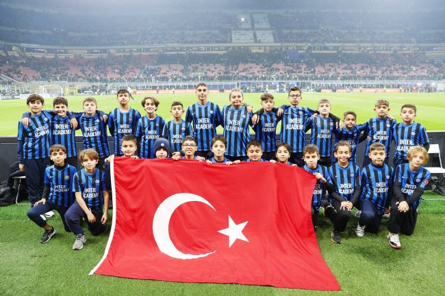 Türk Bayrağını İtalya’da dalgalandırdılar