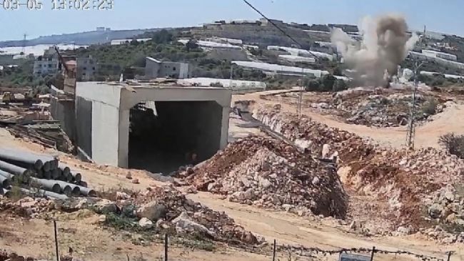 Kaya Parçaları Evlere İsabet Etti: 2 Yaralı