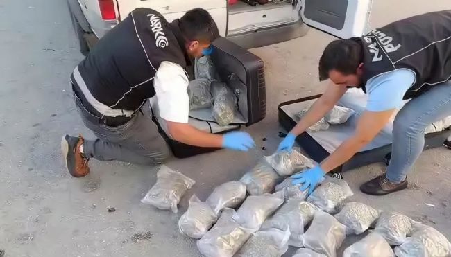 Mersin'de yolcu minibüsünden zehir çıktı; 35 kilo skunk!