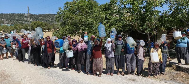 Silifke'de su sıkıntısı: Bidonlarla su taşıyan köylüler destek istedi