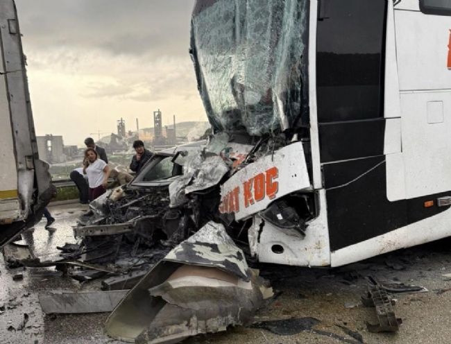 TAG Otoyolu'nda zincirleme trafik kazası: 1'i ağır 5 yaralı
