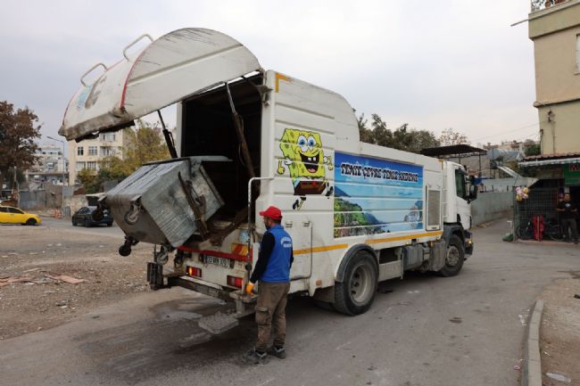 Akdeniz’de çöp konteynerleri yıkanıp dezenfekte ediliyor