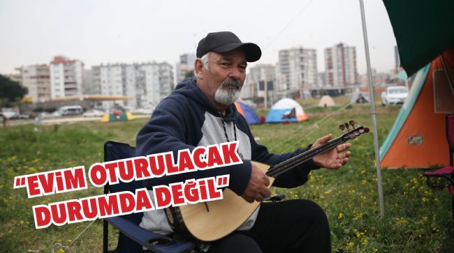 DEPREMZEDE ZAMANINI SAZ ÇALARAK GEÇİRİYOR