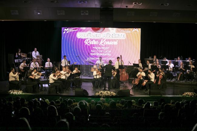 Retro Konserinde Nostalji Rüzgarı Esti