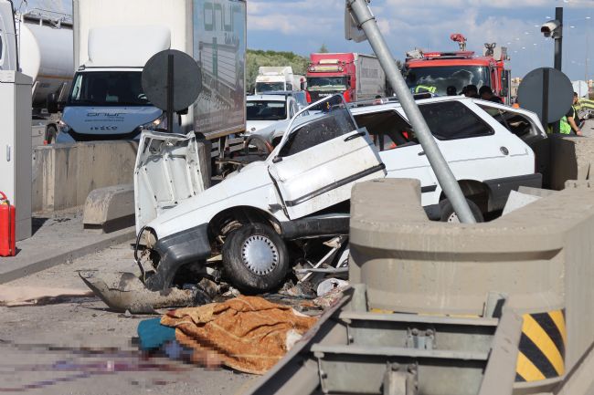 Mersin'de otomobil beton bariyere çarptı: 2 ölü