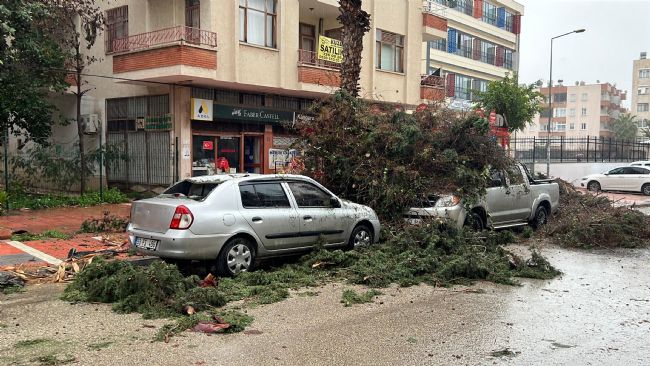Mersin'de fırtına ve sağanak hayatı olumsuz etkiledi