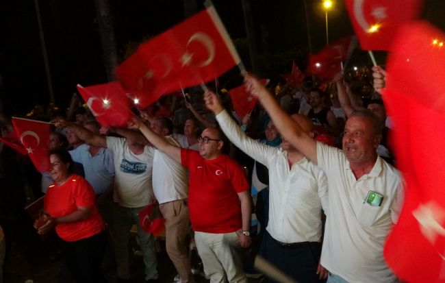 Mersin'de milli maç coşkusu, gol anlarının heyecanı görüntülere yansıdı