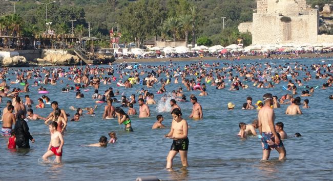 DENİZ SICAKLIĞI 32 DERECE: KIZKALESİNDE TATİLCİ YOĞUNLUĞU