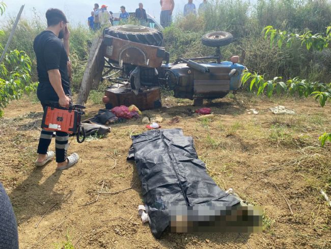 Mersin'de traktör şarampole devrildi: 1 ölü