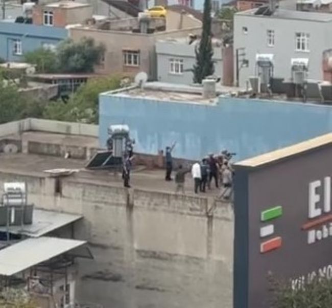 Ailesini rehin alıp bıçak çekti, özel harekat polisi bacağından vurdu