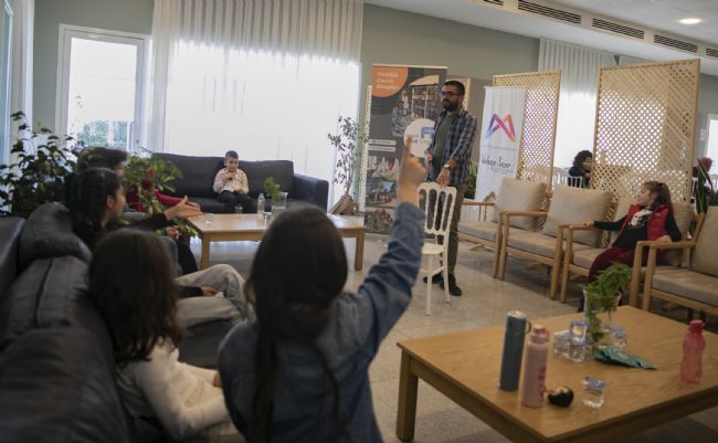 Çocuklar Sorgulayıp Öğreniyor: Felsefe Atölyesi’nde Minik Filozoflar Yaratıcı Fikirler Üretiyor