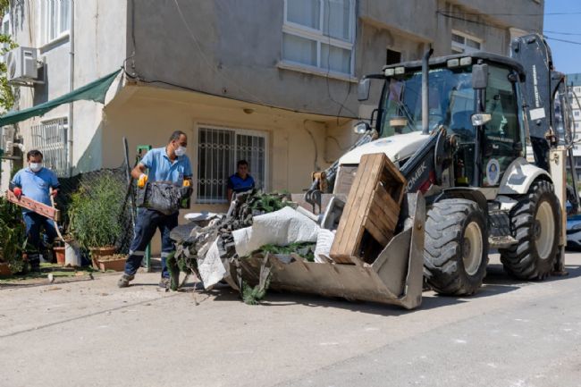 Evin içinden kamyon dolusu çöp çıktı
