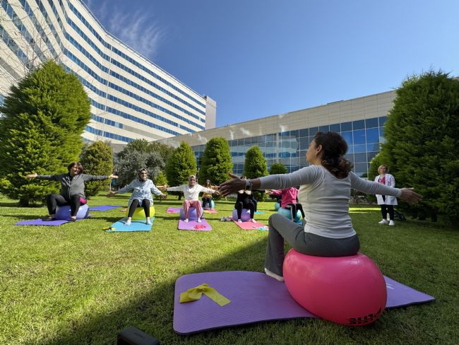 Gebe kadınlar hastane bahçesinde pilates yaptı
