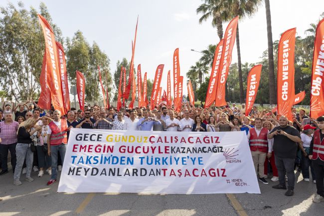 Başkan Seçer, 1 Mayıs’ta işçi ve emekçilerle yürüdü