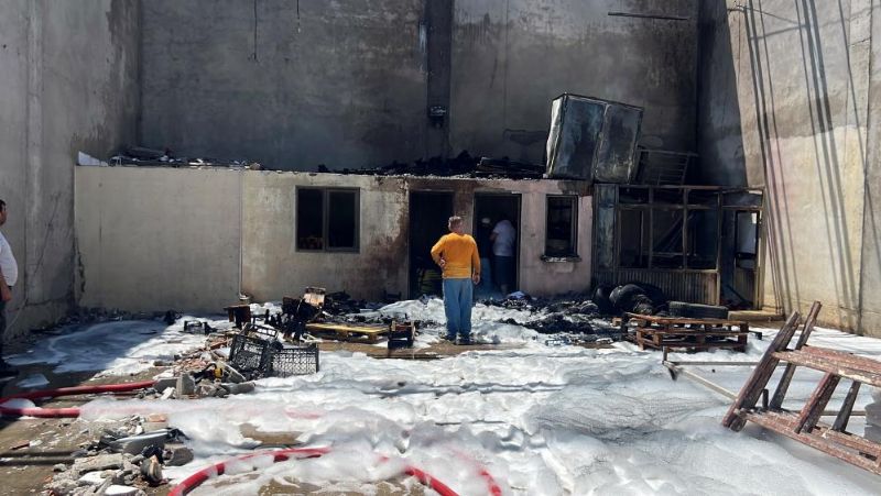 Mersin'de sebze ve meyve halinde depo yangını